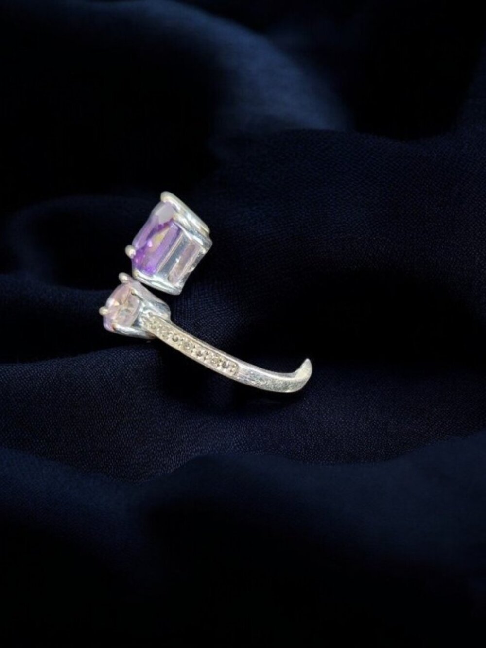 Vintage AVON NVC Silvertone Amethyst Gemstone Rhinestone Ring Size 7.5 Adjustabl - Picture 3 of 4